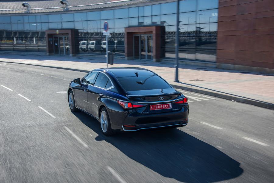  Lexus ES300h 2018 года  (WW) (фото 56 из 71)